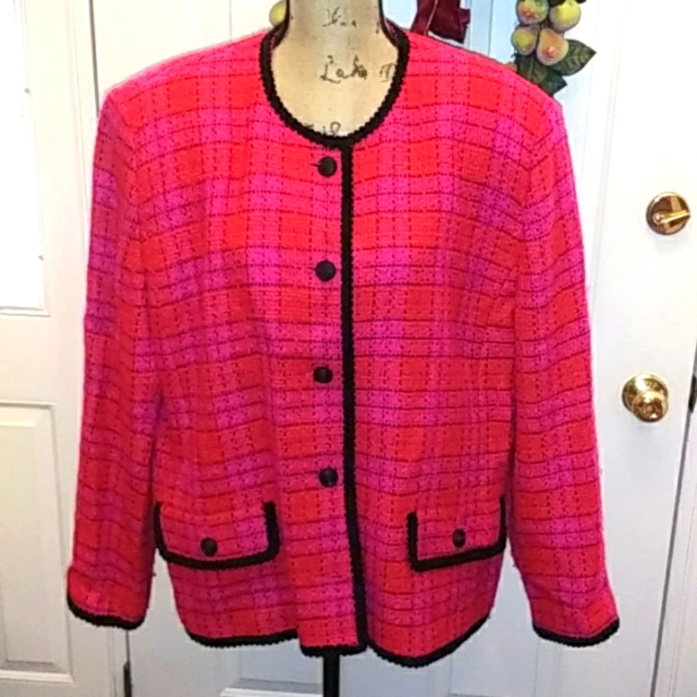Gorgeous boucle tweed jacket from ELISABETH, GUC